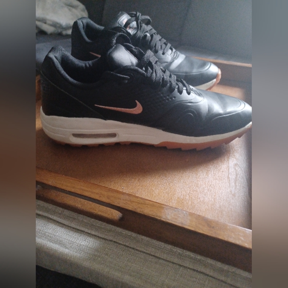 Nike Black and  Sneakers with  Accents